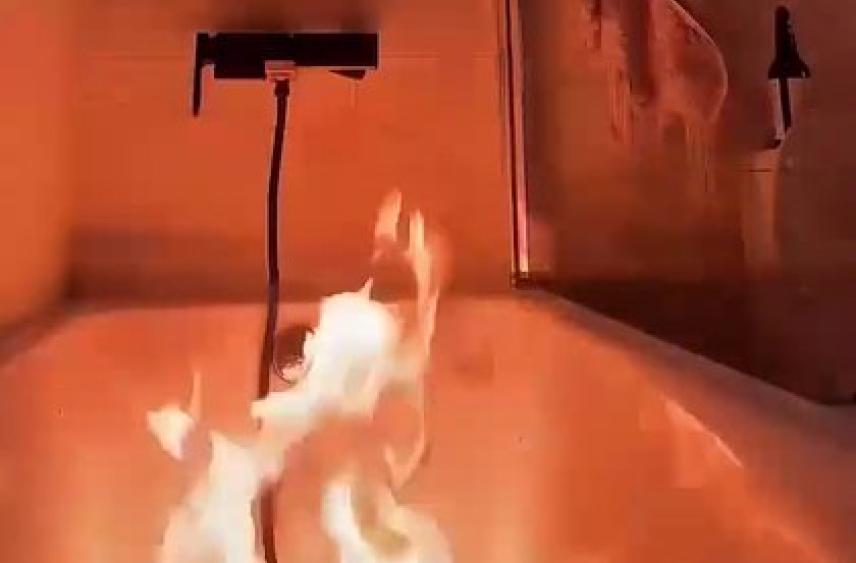 Молодая москвичка делала ремонт при свечах и сожгла ванную