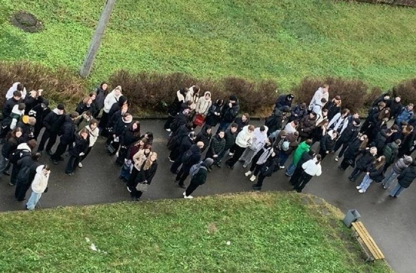 Студенты колледжей выстроились в огромное слово «МАМА» перед ивановским роддомом