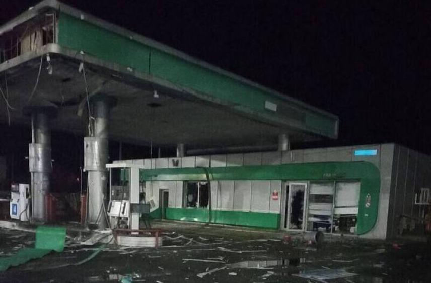 Спасатели МЧС России ликвидировали пожар на АЗС в Новоайдаре