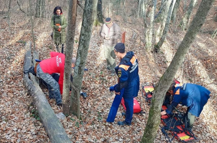 В лесу под Бахчисараем спасатели помогли женщине с травмой ноги