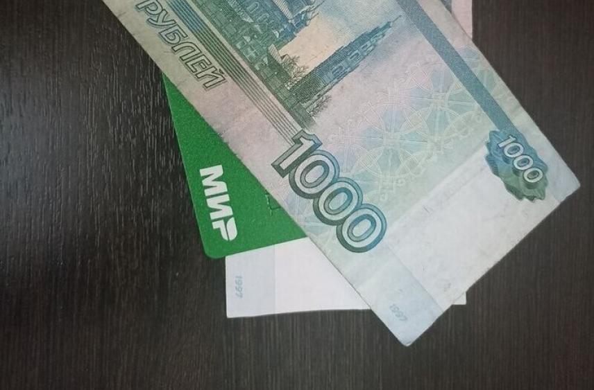 В Мончегорске женщина украла деньги с карты знакомой, пока та оставила сумку