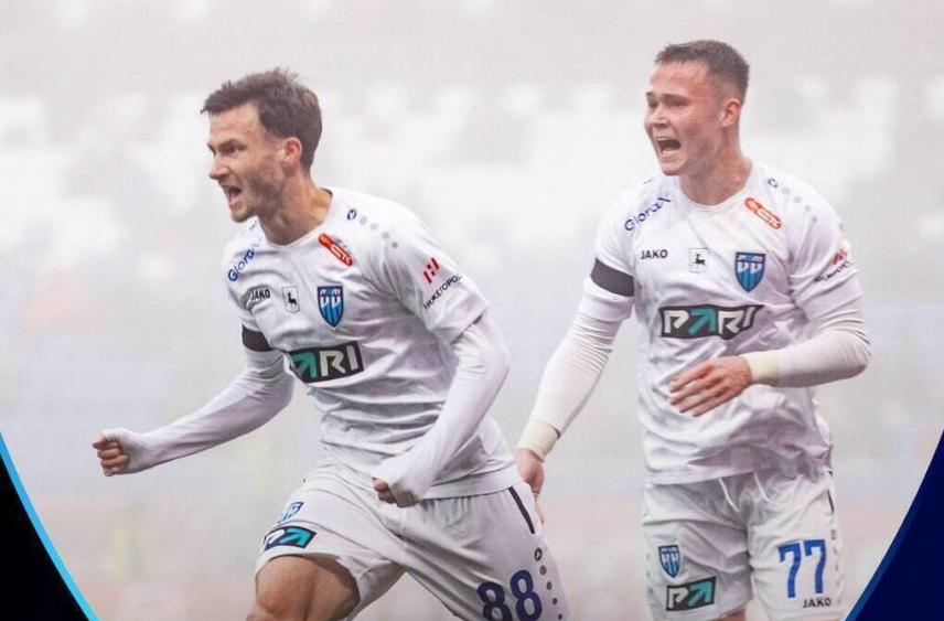 Футболисты «Пари НН» празднуют победу в Самаре