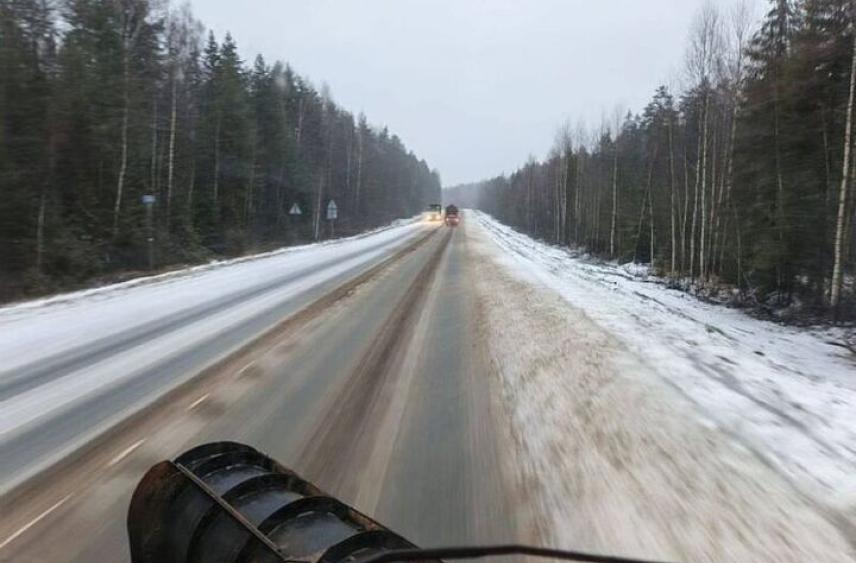 Дорожные службы круглосуточно борются со снегом в Кировской области