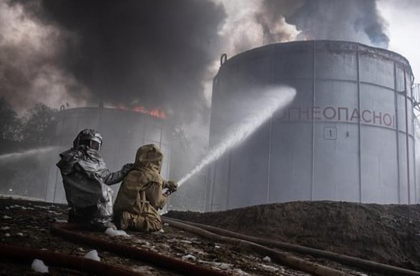 Загоревшийся после атаки беспилотников российский нефтезавод потушили