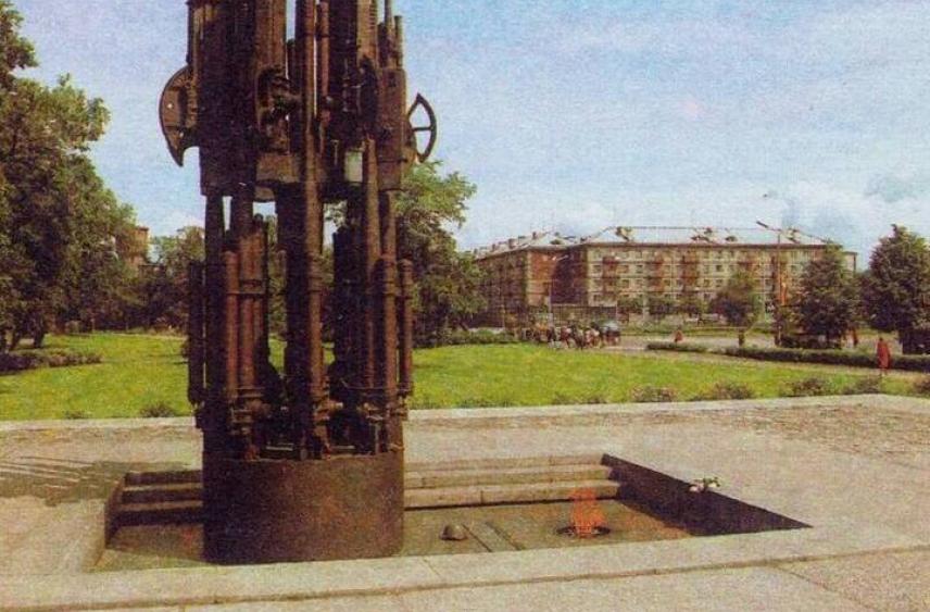 Площадь Победы и Могила Неизвестного Солдата: историю Псковского мемориала рассказал Борис Елкин