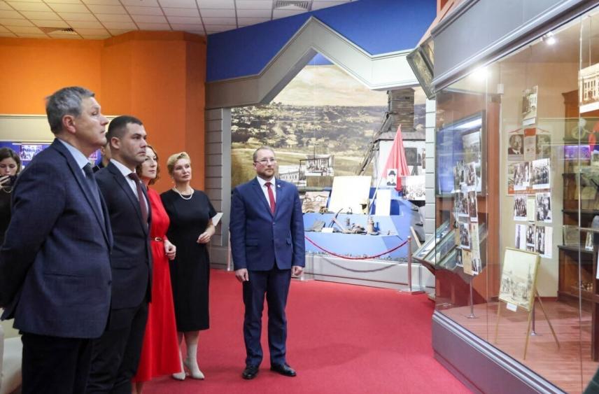 Министры культуры новых регионов почтили память молодогвардейцев в Краснодоне