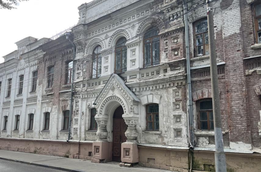 В Ярославле у старинного дома Бухарина и богадельни Вахрамеева новые владельцы