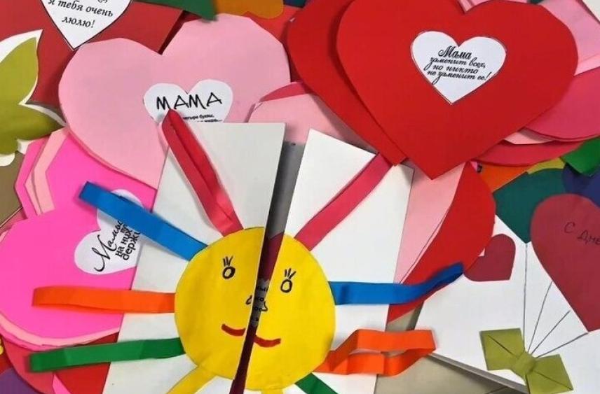 Маленькие новгородцы поздравили врачей перинатального центра с Днем Матери