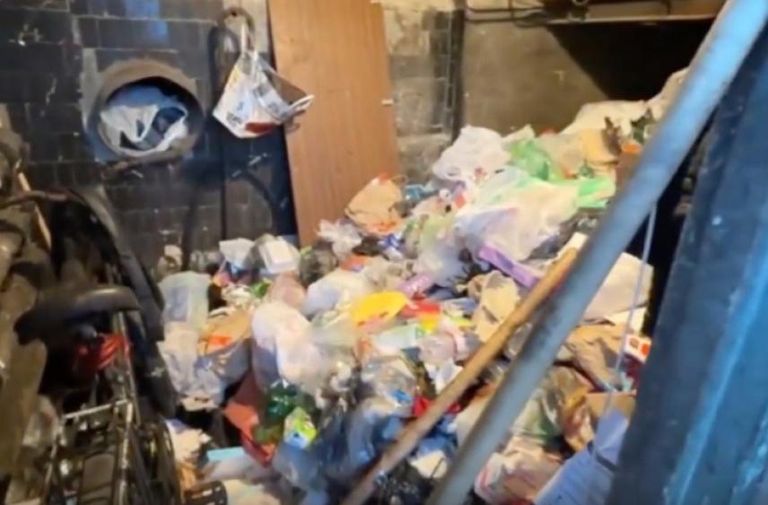 Бывшее общежитие на Фестивальной превратилось в свалку