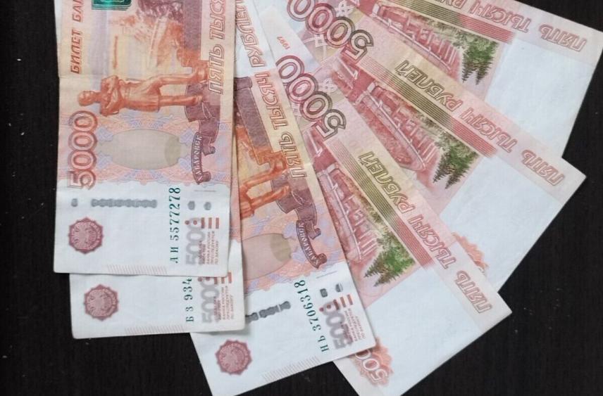 Водитель крана получил 450 тысяч рублей за производственную травму в Валдае