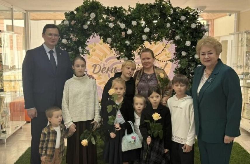 В Кисловодске военный оркестр поздравил матерей и жен участников СВО с Днем матери