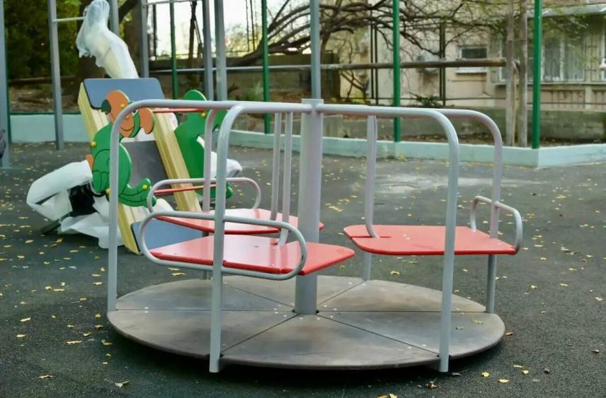 На ремонт детской площадки на Пирогова власти Сочи выделили свыше 1,6 млн рублей