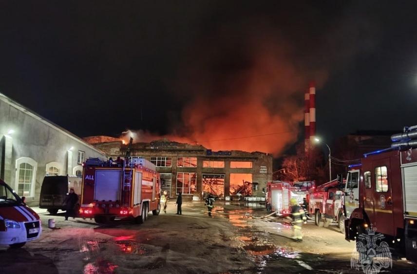 Пожар уничтожил производственный цех в Нижнем Новгороде