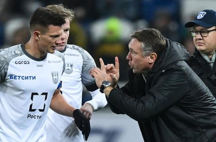 Тренер «Балтики» показал неприличный жест во время матча и был удален