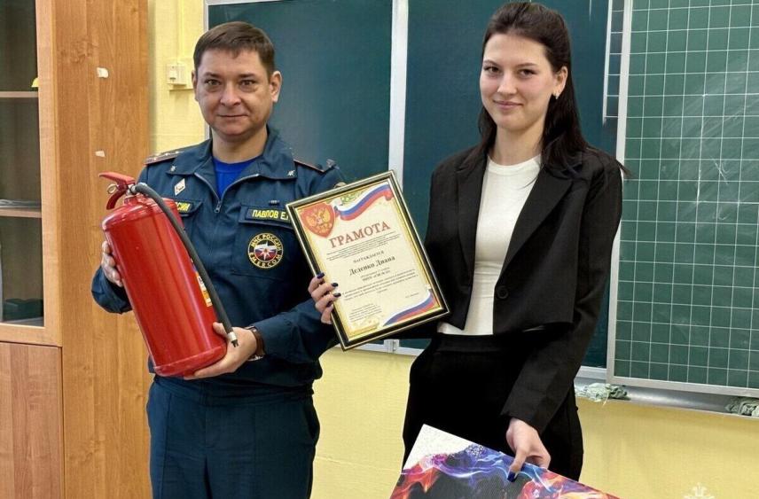 Сотрудники МЧС наградили 16-летнюю тулячку, спасшую свою бабушку