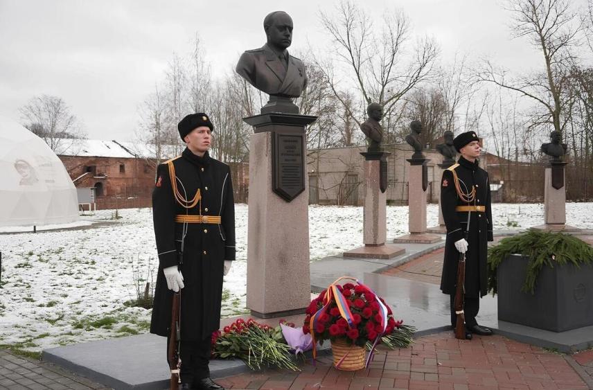 Бюст адмирала Ивана Исакова торжественно открыли в Кронштадте
