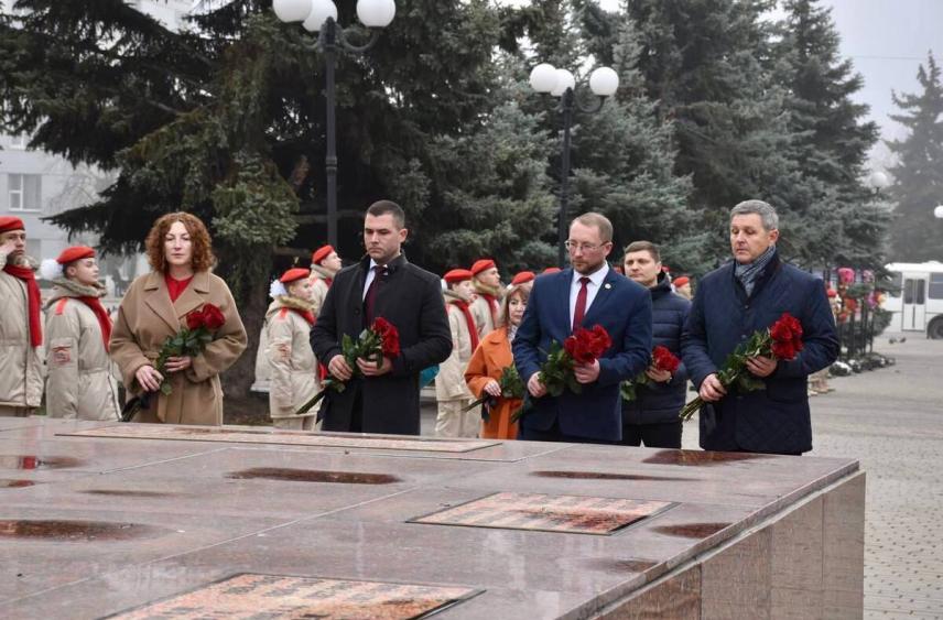 Министры культуры новых регионов почтили память павших героев у мемориала «Скорбящая мать»