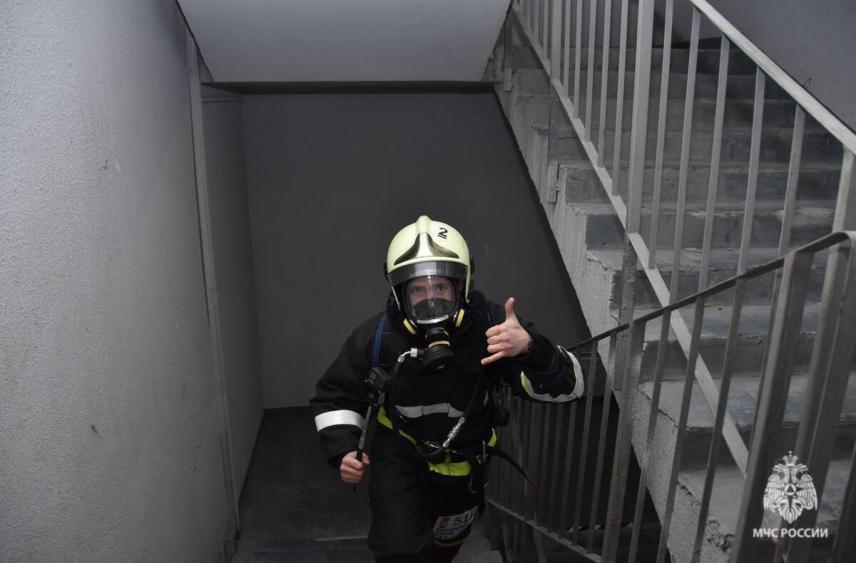 Спасатели потушили квартиру на проспекте Александра Корсунова