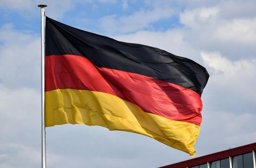 Канцлер ФРГ рад, что родился в Западной Германии