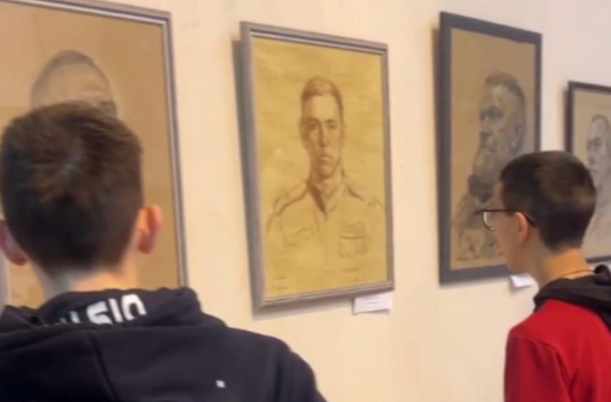 В Козельске показали героев России в графике и пастели