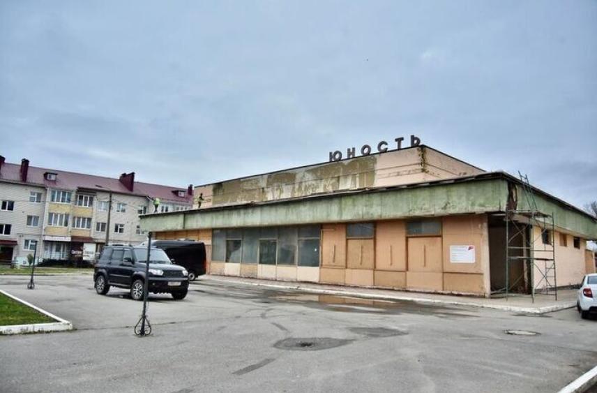 К финишной отделке подготовили стены центра «Юность» в Урицком районе Орловской области