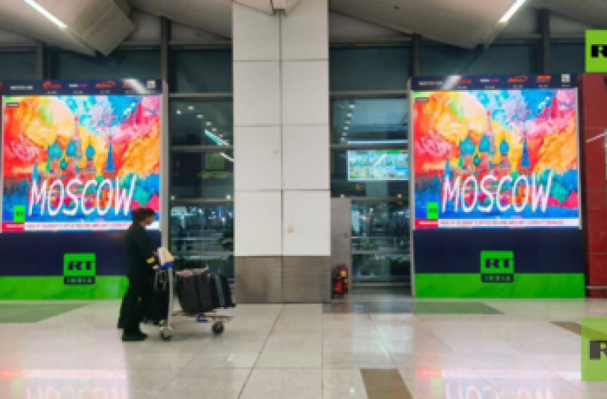В аэропорту Нью-Дели на больших экранах транслируют эфир RT India