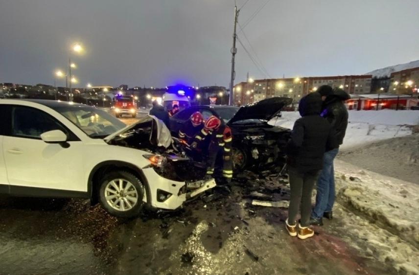 На автодороге Апатиты — Кировск лоб в лоб столкнулись Geely и Mazda