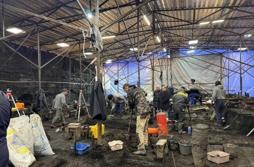 Археологи связали деревянные фигурки рук из Великого Новгорода с магией