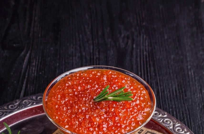 Воронежцам рассказали, как распознать настоящую красную икру