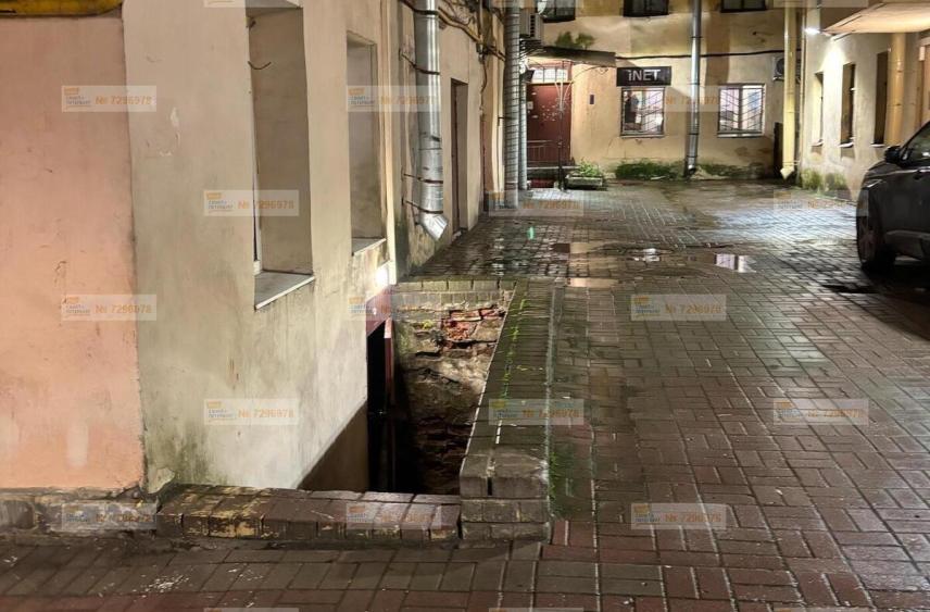 Бомжи облюбовали открытый подвал дома в Апраксином переулке и устроили притон