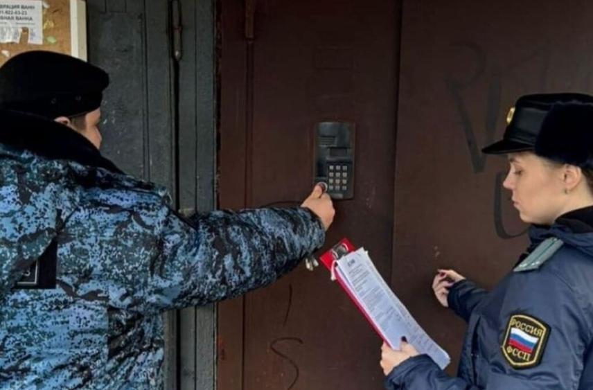 Судебные приставы помогли жительнице Кингисеппского района вселиться в квартиру