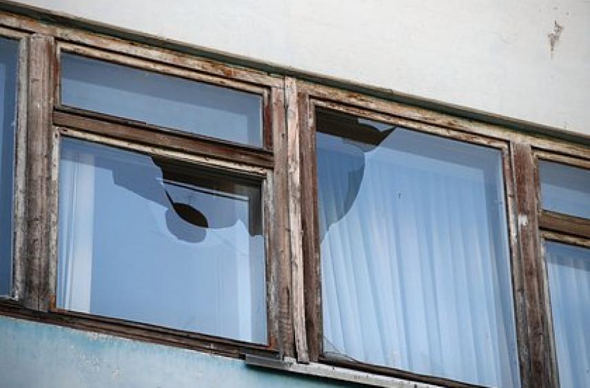 Двухэтажный дом в Донецке поврежден в результате удара ВСУ