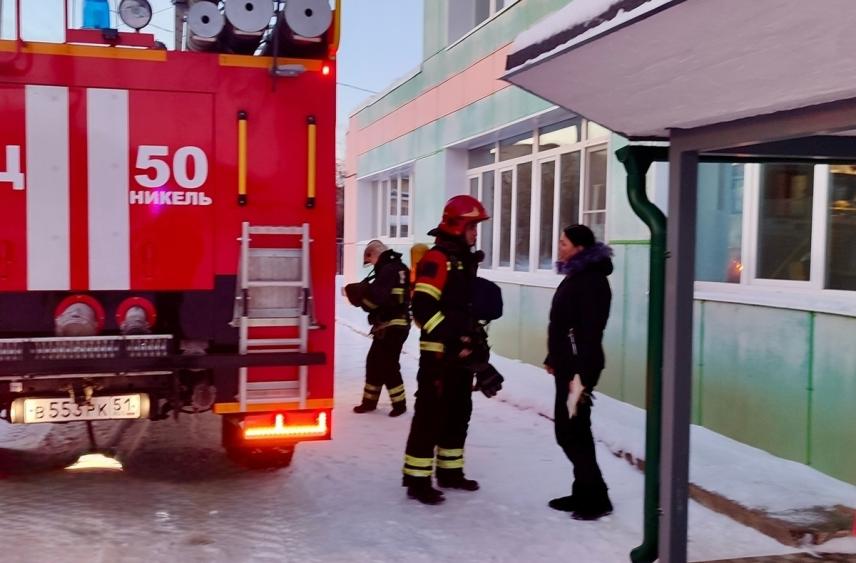 Пожарные Печенги отработали тушение пожара в социальном центре