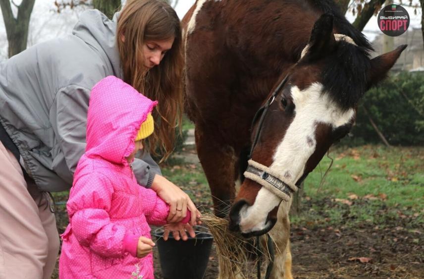Дети Мелитопольского центра реабилитации посетили конно-спортивный клуб «Аллюр»
