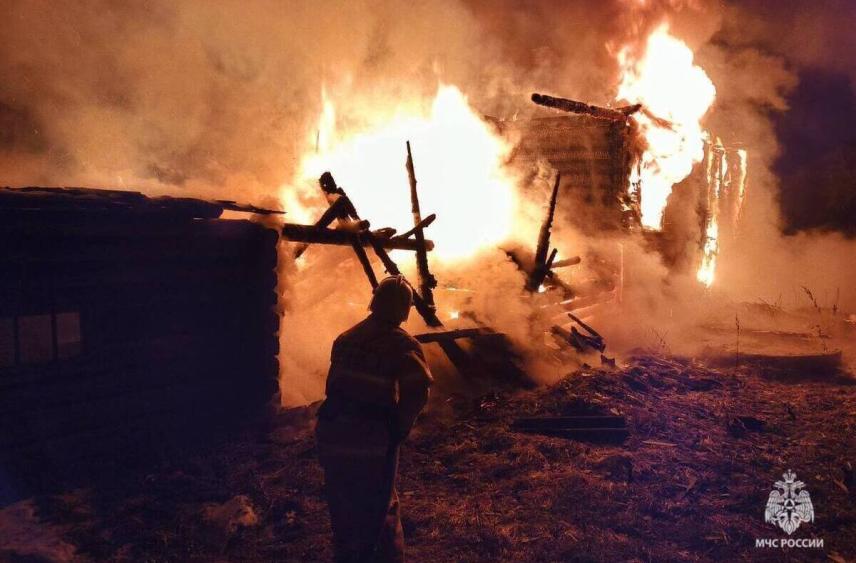 Полыхающий по все площади дом в Новгородском округе тушили 12 пожарных