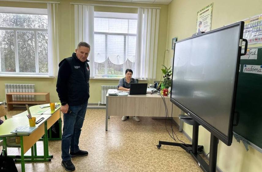 Виктор Кувайцев оценил качество капремонта в школе села Григорьевка