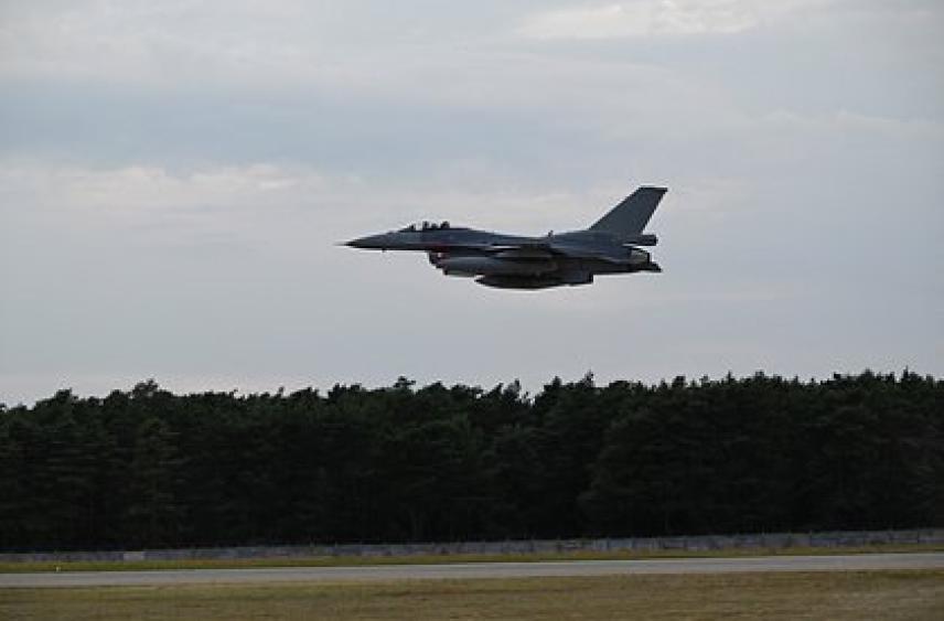 Над резиденцией Трампа подняли истребитель