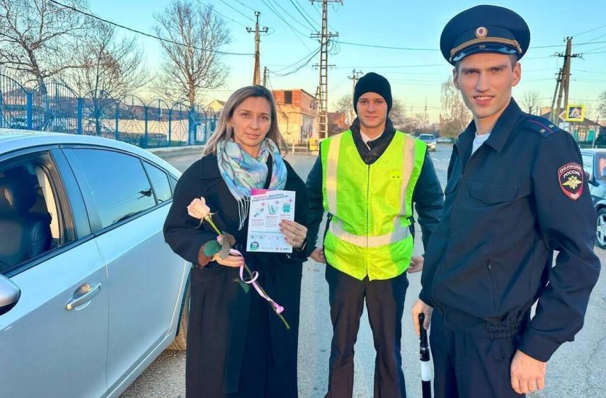 Кубанские госавтоинспекторы поздравили автомобилисток с Днём матери