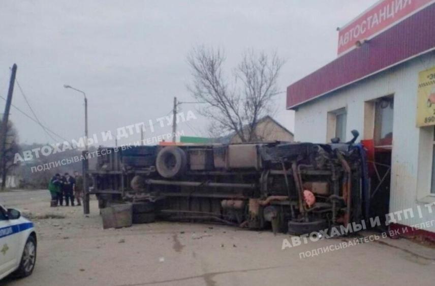 Опрокинувшийся грузовик протаранил тульскую автостанцию