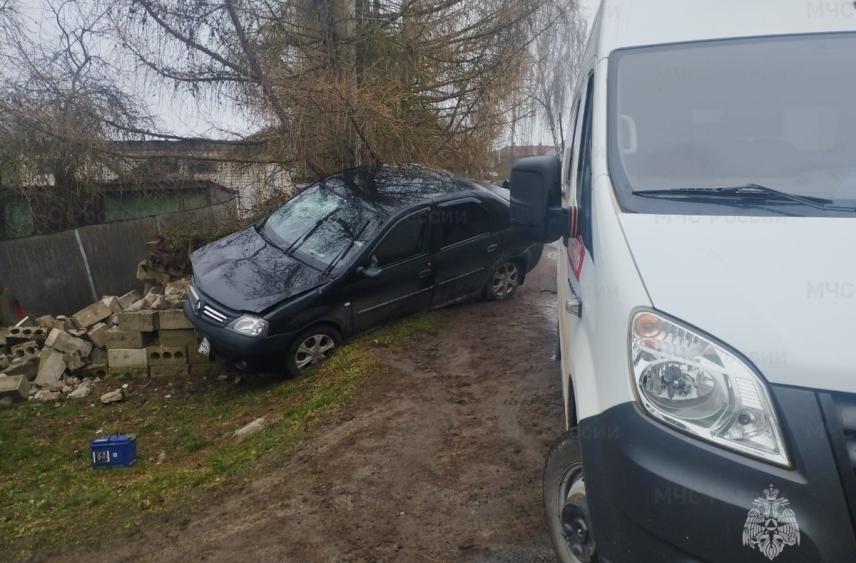 В Болхове с дороги слетела легковушка