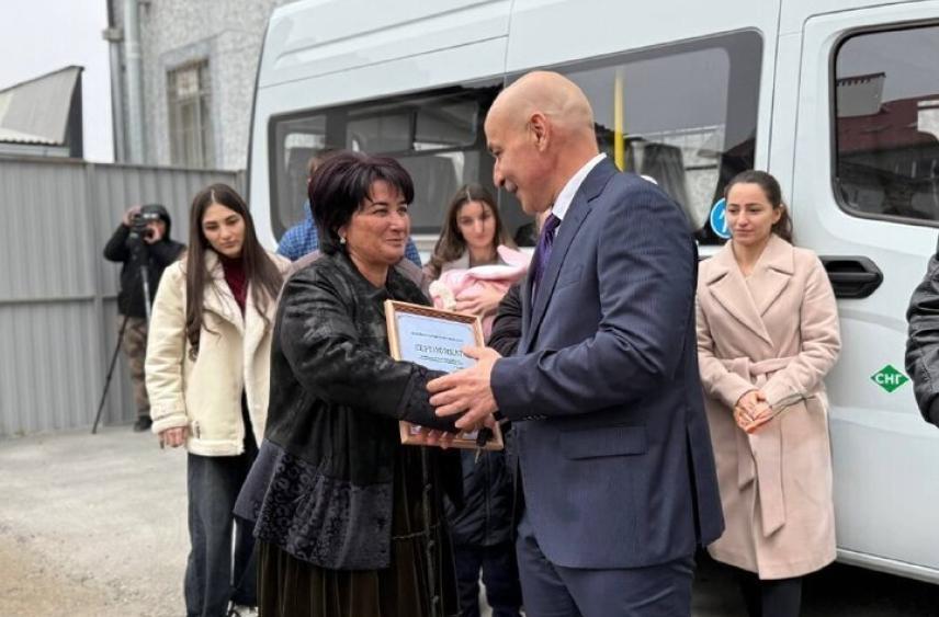 Многодетной матери из Кабардино-Балкарии подарили автобус