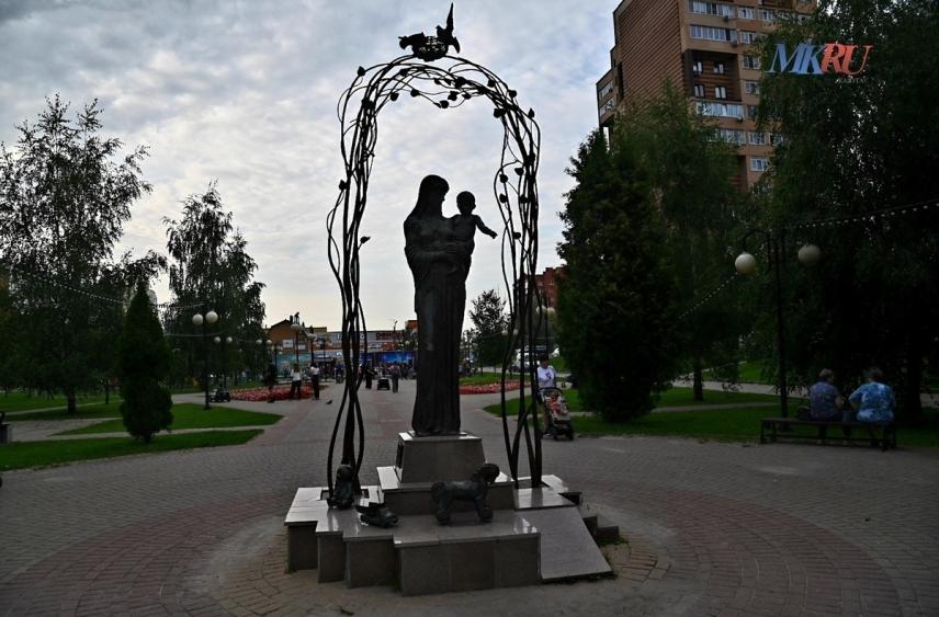 Калужанок поздравляют с Днём матери