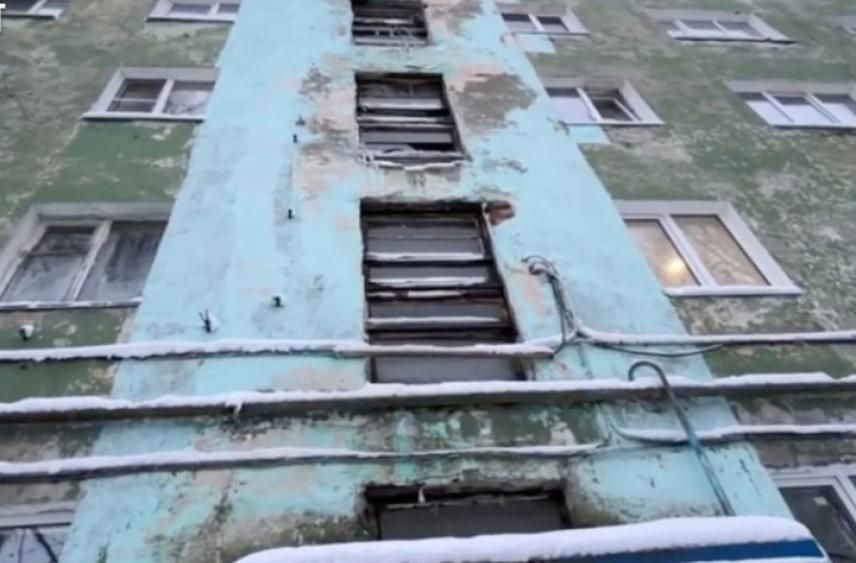 В Мурманске на Фролова жильцы годами борются с гниющим домом