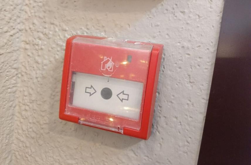 На улице Почтовой в Мишуково огонь уничтожил 14 квадратов в гараже