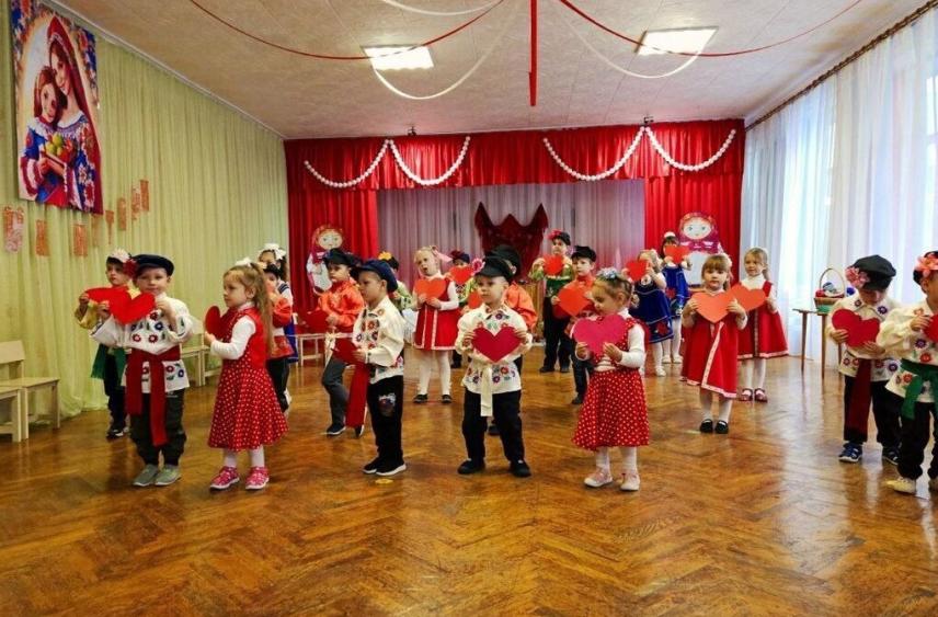 Праздник для мам устроили воспитанники детского сада «Журавлёнок» в Токмаке