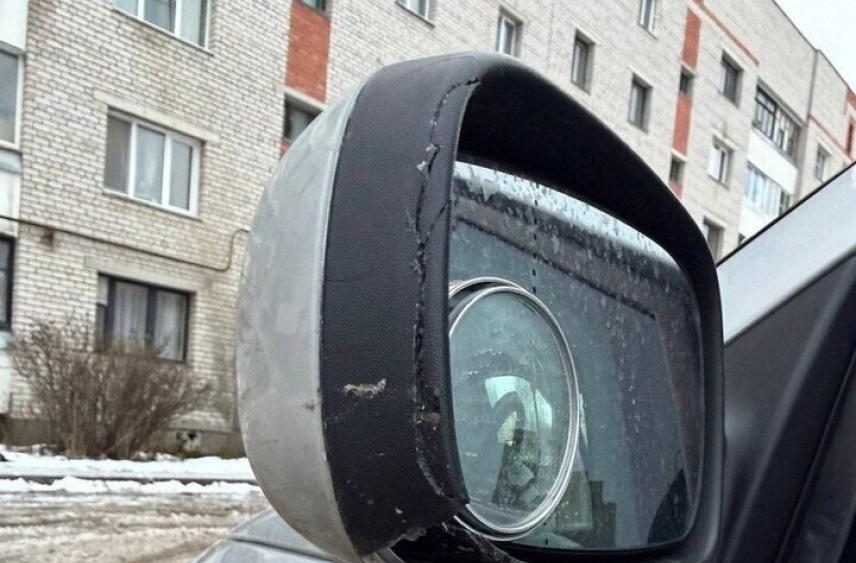 Разборки в соцсетях: псковичи ищут снесшего зеркало