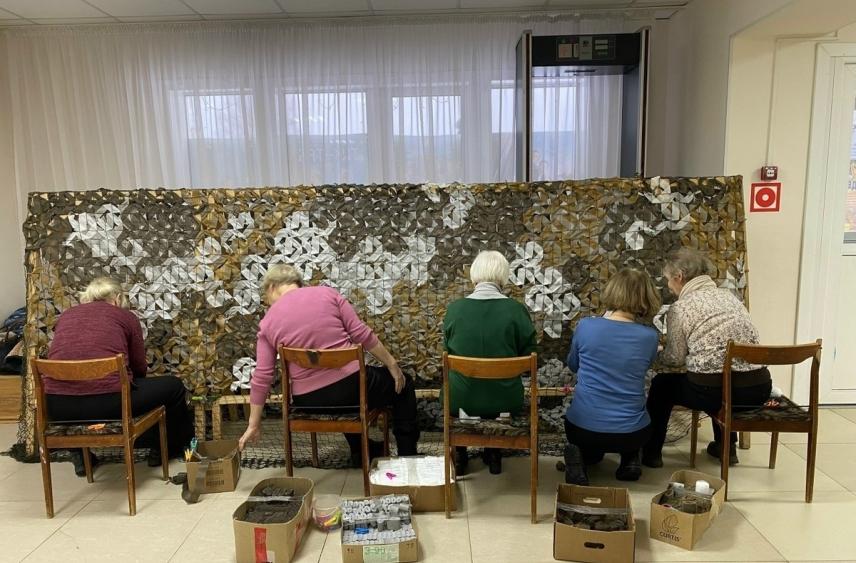 В Устьянах плетут маскировочные сети в несколько смен