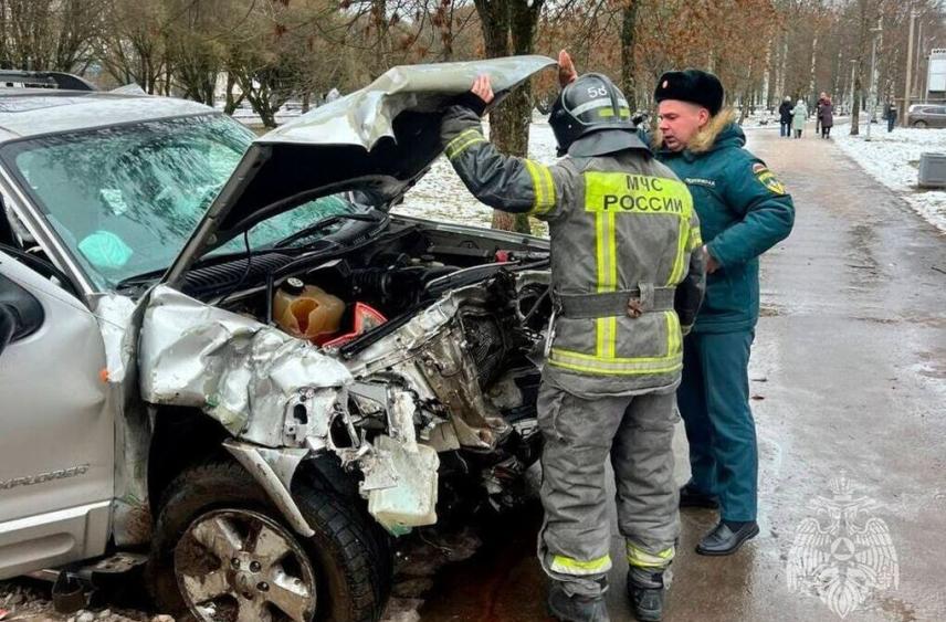 В Киришах после ДТП машины разбросало по улице Строителей