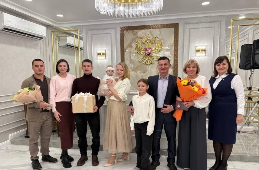 В Вельском ЗАГСе состоялась торжественная церемония награждения