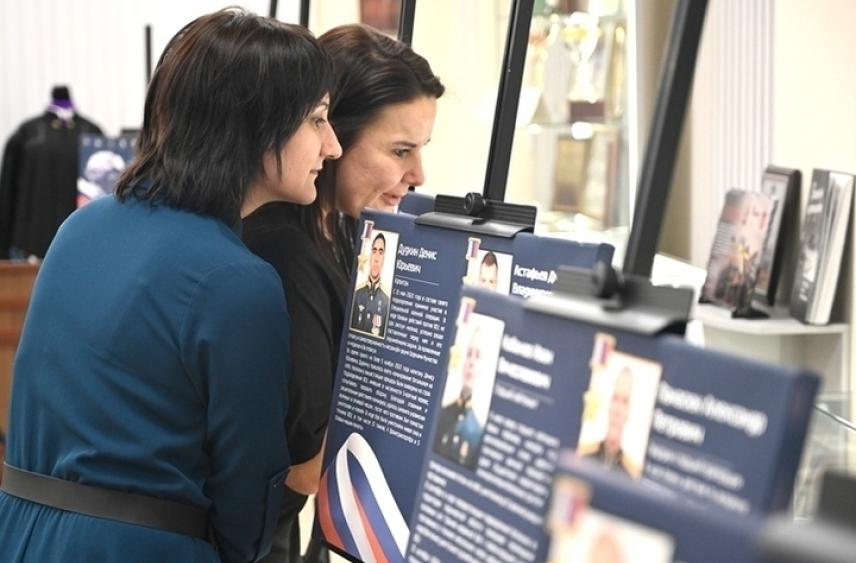 В Мурманском областном суде открылась выставка о героях СВО